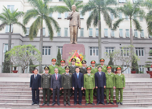 Chủ tịch nước Trương Tấn Sang cùng các đại biểu chụp ảnh lưu niệm trước tượng đài Chủ tịch Hồ Chí Minh.